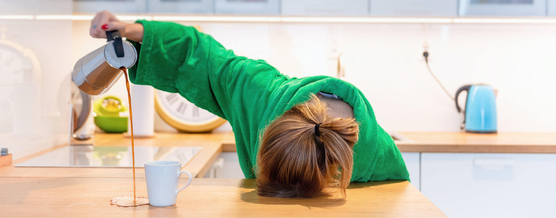 Kvinne kaffe sliten sanomega sanmagnesium kaprylsyre